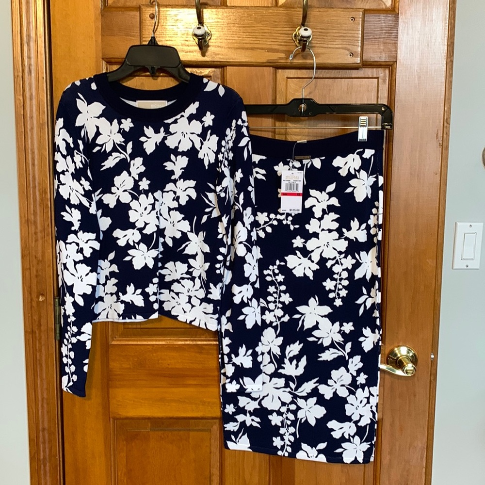 NWT Michael Kors Navy White Floral Skirt/Top knit set